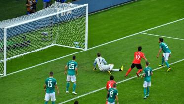 2018-06-27T161320Z_279532736_RC1B74B8D400_RTRMADP_3_SOCCER-WORLDCUP-KOR-GER.JPG