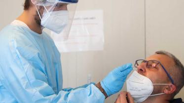 2021-04-28T153324Z_93852651_RC235N92OP4X_RTRMADP_3_HEALTH-CORONAVIRUS-BELGIUM.jpg