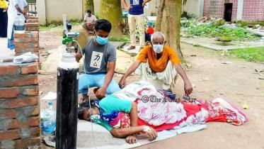 benapole-photo-coromna-patient-taking-oxygen-under-the-tree-06.07.jpg