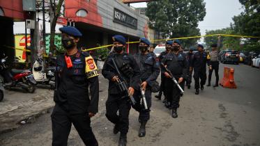 বানদুং এর আসতানা আনিয়ার থানার বাইরে পুলিশ প্রহরা দিচ্ছে। ছবি: রয়টার্স 