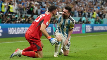 Lionel Messi and Emiliano Martinez