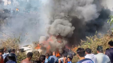 আজ রোববার ৭২ আরোহী নিয়ে একটি উড়োজাহাজ নেপালে বিধ্বস্ত হয়েছে। ছবি: কাঠমান্ডু পোস্ট, অরুণ তামু