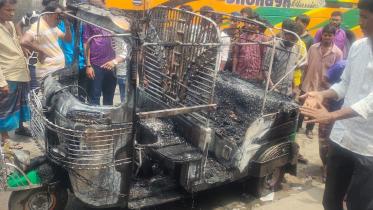 গ্যাস সিলিন্ডার লিকেজ থেকে অটোরিকশায় আগুন, দগ্ধ ৫