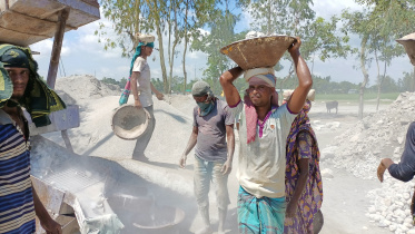 পাথরভাঙ্গা কাজে ঝুঁকি বেশি, মজুরি কম