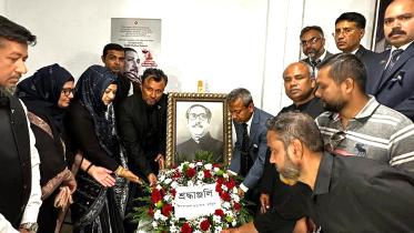 ১৫ আগস্ট রাজধানী মাদ্রিদে বাংলাদেশ দূতাবাসে আয়োজিত কর্মসূচির শুরুতে প্রবাসী বাংলাদেশিদের নিয়ে বঙ্গবন্ধুর প্রতিকৃতিতে ফুল দিয়ে শ্রদ্ধা জানান দেশটিতে নিযুক্ত বাংলাদেশের রাষ্ট্রদূত মোহাম্মদ সারওয়ার মাহমুদ। ছবি: সংগৃহীত