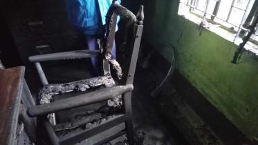 ভোটকেন্দ্রে আগুন