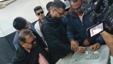 ভোট দিয়েছেন নড়াইল ২ আসনের আওয়ামী লীগ প্রার্থী মাশরাফি। ছবি: সংগৃহীত