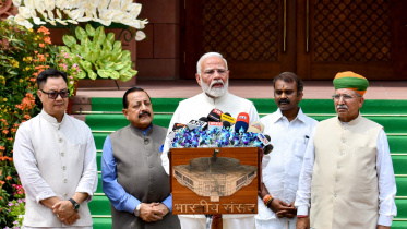 ভারতের সংসদ ভবনের বাইরে দাঁড়িয়ে লোকসভার প্রথম অধিবেশনের উদ্বোধন করেন। ছবি: এএফপি