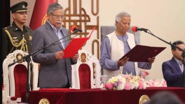 গণঅভ্যুত্থানের মুখে ক্ষমতাচ্যুত প্রধানমন্ত্রী শেখ হাসিনা পালিয়ে যাওয়ার পর শান্তিতে নোবেল বিজয়ী অধ্যাপক ড. মুহাম্মদ ইউনূসের নেতৃত্বে গঠিত অন্তর্বর্তী সরকার শপথ নেয়। ফাইল ছবি: বাসস